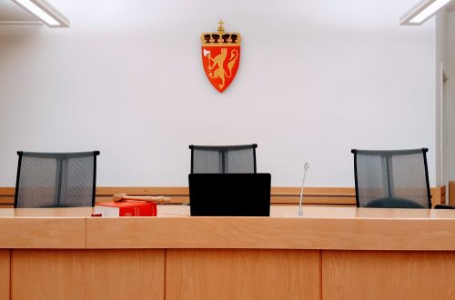 Bilde av dommerbordet i en rettssal